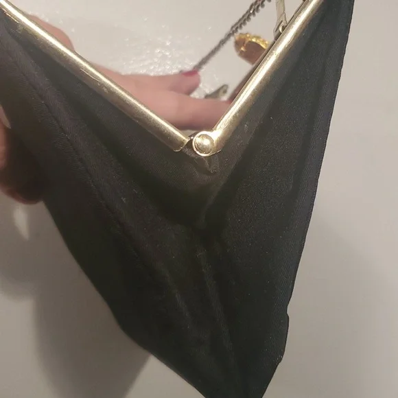 Vintage 1950s–1960s Black Handbag – Gold Rose Clasp, Short Chain - Picture 4 of 12